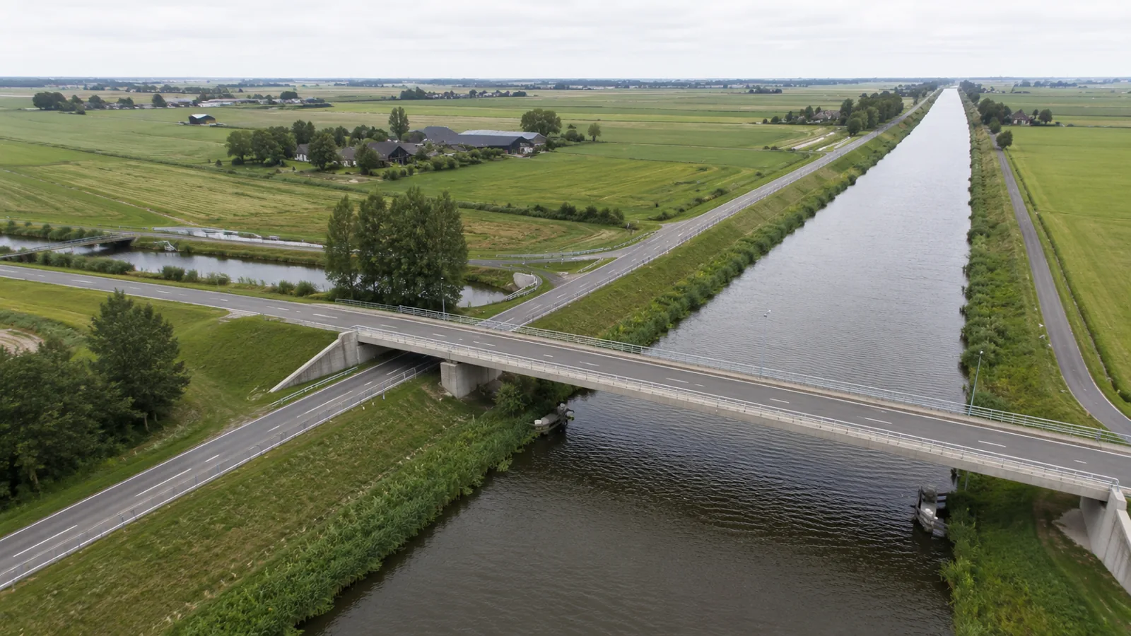 Nederlandse polder met weg en brug over een kanaal