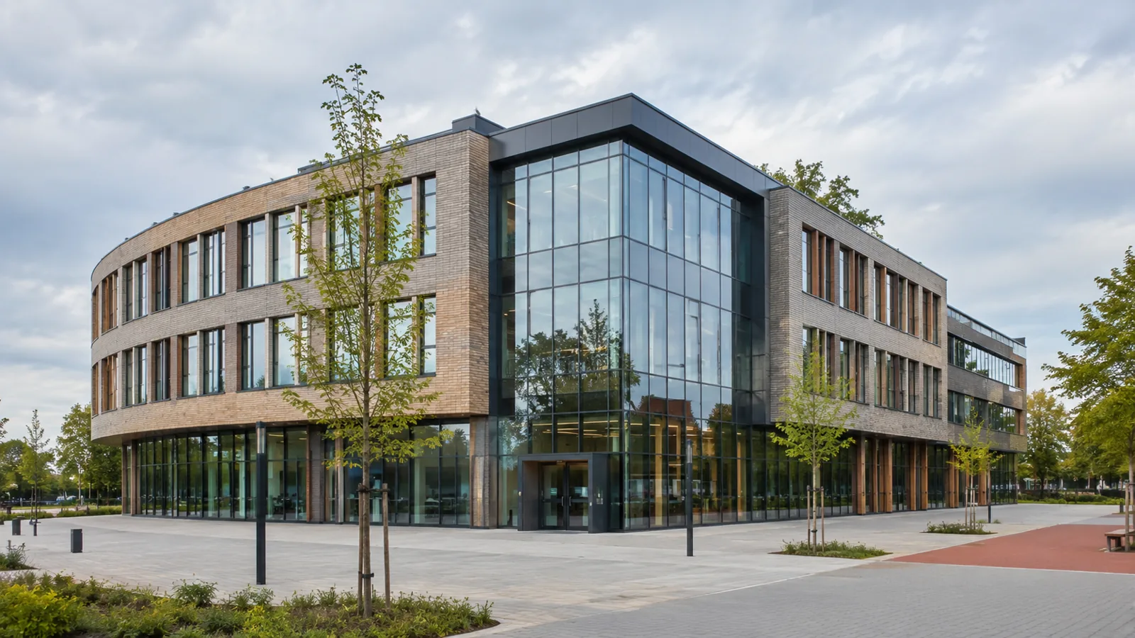 Modern Nederlands utiliteitsgebouw met glas- en baksteengevel