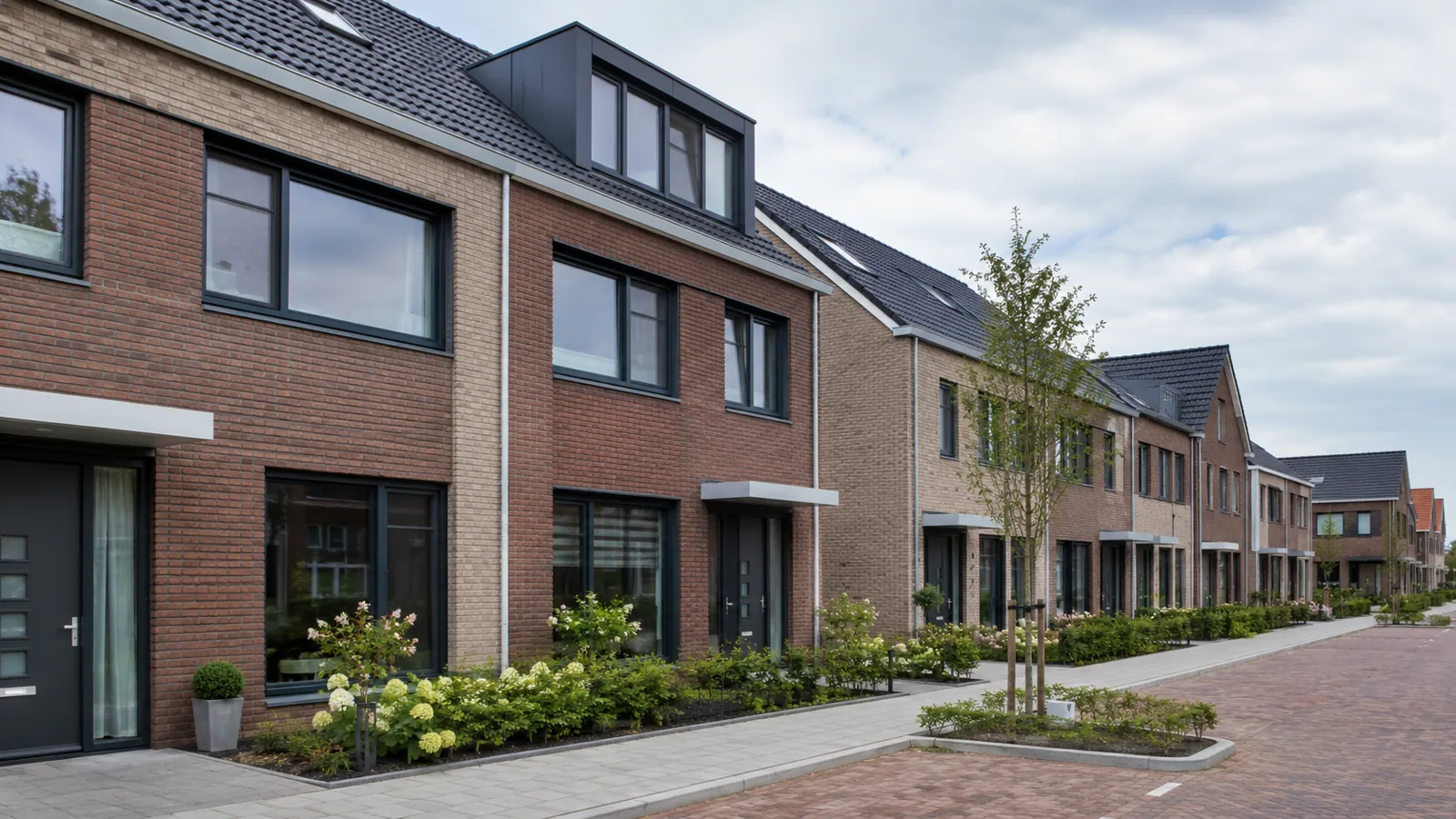 Nederlandse nieuwbouwwijk met rijtjeswoningen